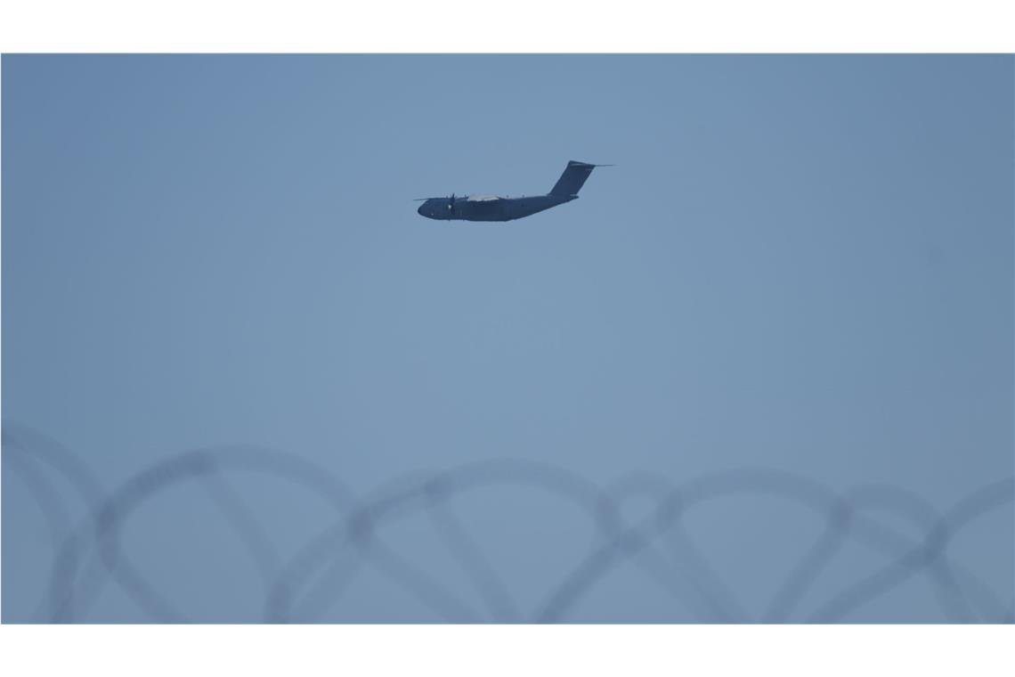 Ein Transportflugzeug überfliegt den britischen Luftwaffenstützpunkt Akrotiri in der Nähe von Limassol. Die Lage hatte sich dort nach einem Drohnenangriff schnell wieder normalisiert