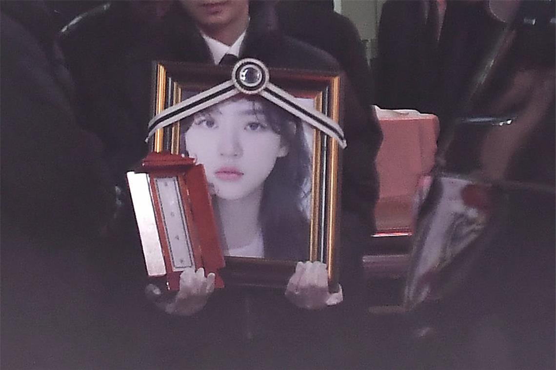 YouTuber Lee Jin-ho unter Druck Ein Trauerzug trägt die Gedenktafel und das Porträt der verstorbenen Schauspielerin Kim Sae-ron in einer Trauerhalle in Seoul am 19. Februar 2025. Die 24-Jährige wurde am 16. Februar in ihrem Haus in der Hauptstadt tot aufgefunden.