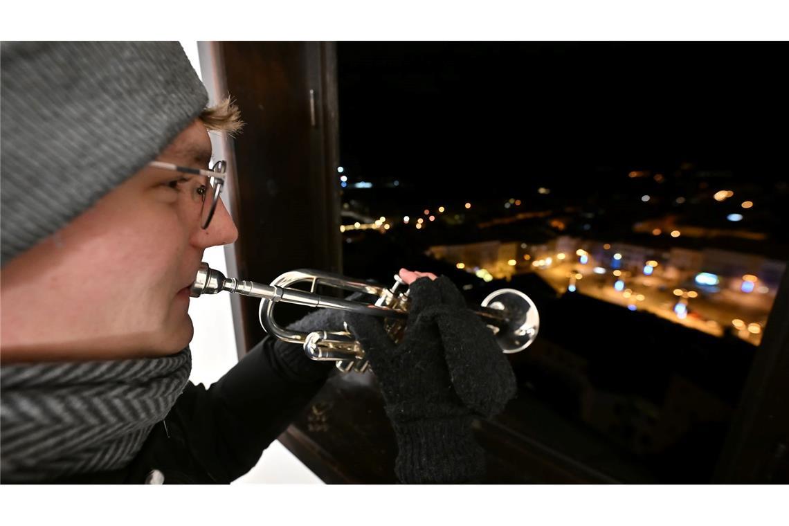 Bilder des Tages Ein Trompeter spielt mit anderen Blechbläsern Weihnachtslieder am Heiligabend vom Turm der Kirche St. Jakobus der Ältere in Jihlava, Tschechien.