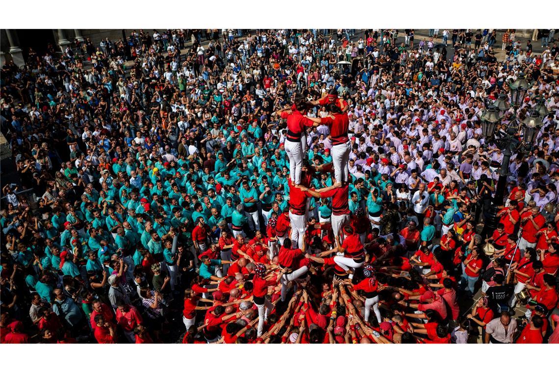 Bilder des Tages Ein Turm aus Menschen entsteht beim "Castellers"-Tag im Rahmen des La Mercè-Festival in Barcelona.