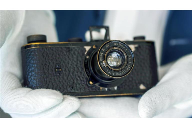 Ein über 100 Jahre alter Prototyp einer Leica-Kleinbildkamera ist bei einer Auktion für 7,2 Millionen Euro versteigert worden.