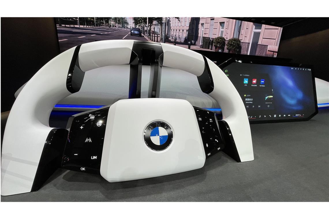 Im Wettlauf um autonomes Fahren gilt für Mercedes „Sicherheit vor Tempo“ Ein überdimensionales Lenkrad mit Bildschirm zeigt, was Fahrer und Beifahrer in der Neuen Klasse von BMW zu sehen bekommen.