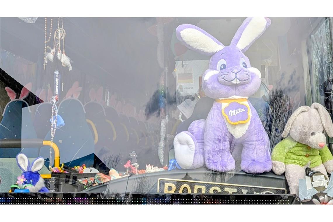 Ein übergroßer Milka-Hase und seine plüschigen Begleiter stimmen auf das nahende Osterfest ein.