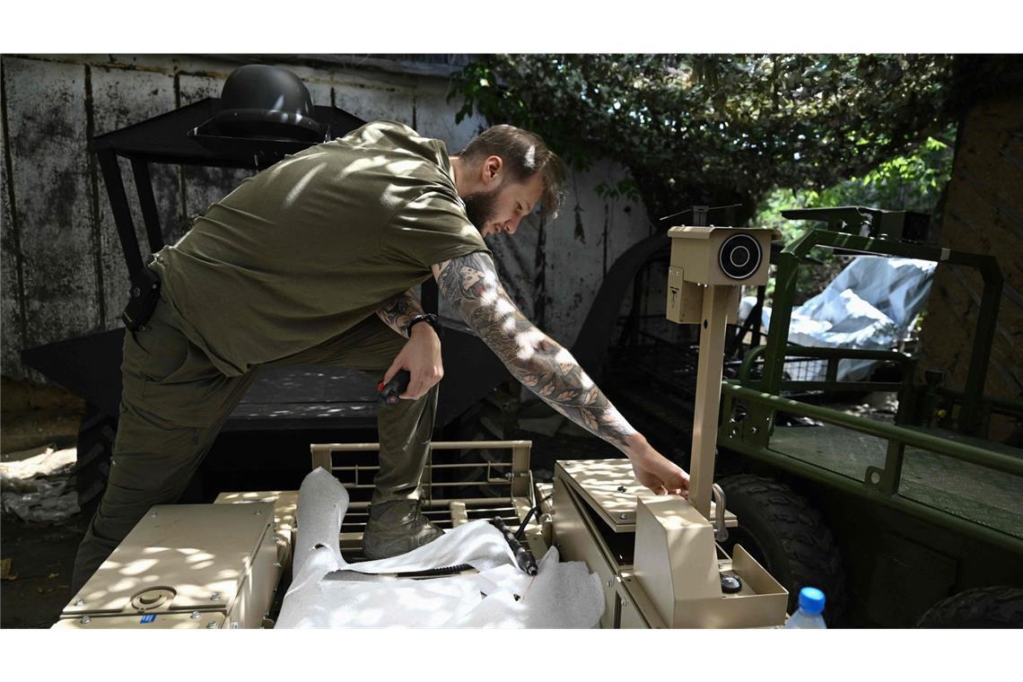 Von der Ukraine lernen Ein ukrainischer Soldat der 93. Mechanisierten Brigade überprüft im Norden der Stadt Pokrovsk eine Bodendrohne vor ihrem Einsatz. Dieser Roboter kann Munition und Lebensmittel in die Schützengräben sowie Verwundete abtransportieren.