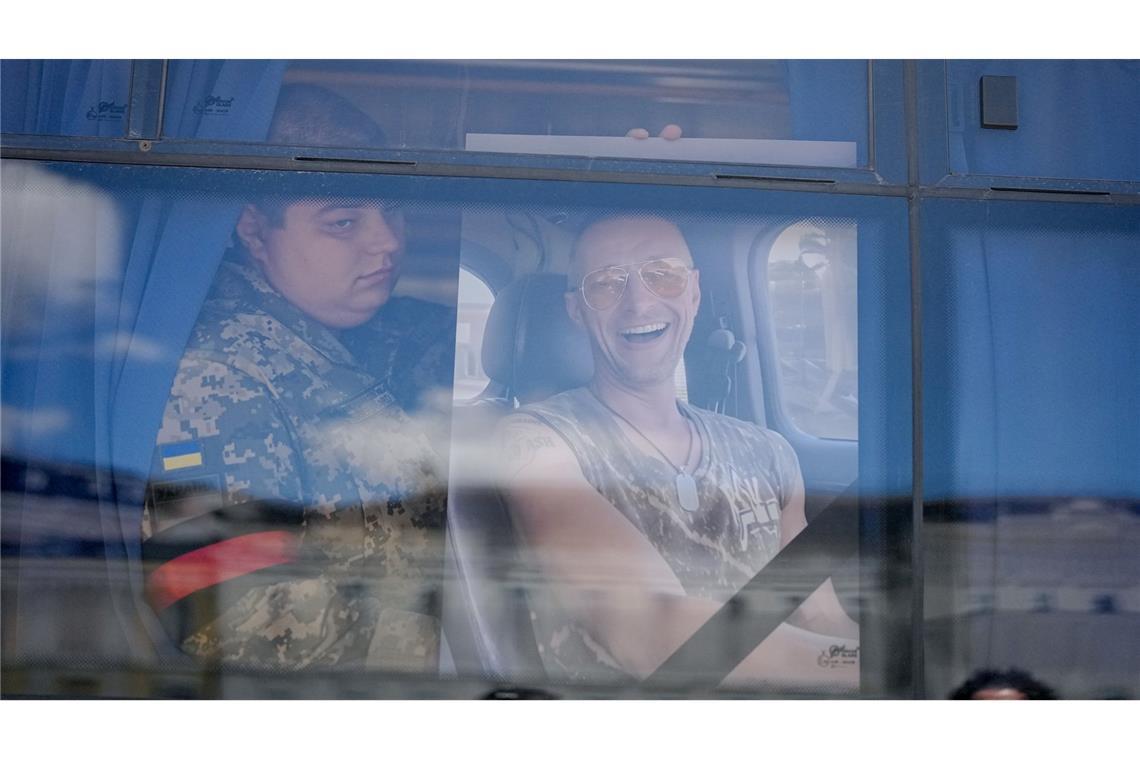 Vizekanzler Klingbeil sondiert in Kiew Sicherheitsgarantien Ein ukrainischer Soldat hält das Foto eines getöteten Kameraden an das Fenster eines Busses.