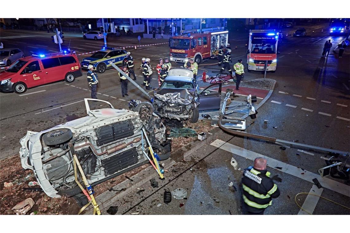 Ein Unfall im Westen Heidenheims hinterlässt ein großes Trümmerfeld.