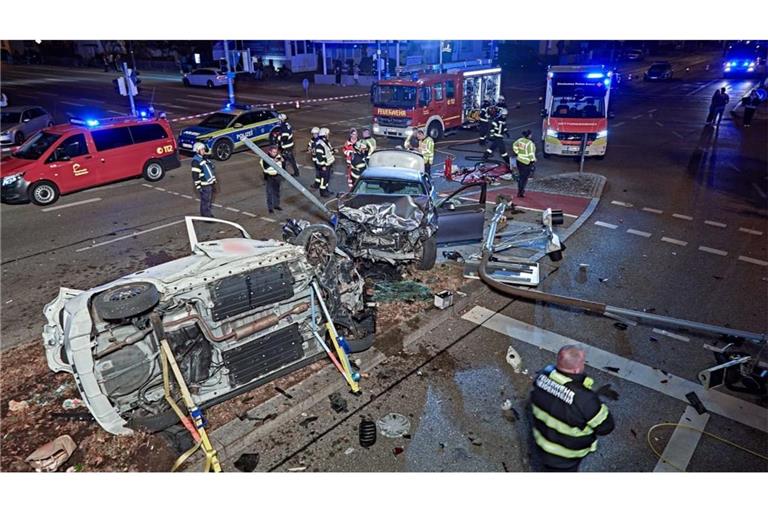 Ein Unfall im Westen Heidenheims hinterlässt ein großes Trümmerfeld.