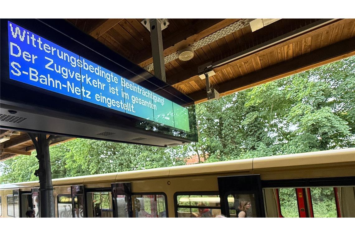 Erste S-Bahnen in Berlin fahren wieder Ein Unwetter hatte den Berliner S-Bahnverkehr zum Erliegen gebracht.