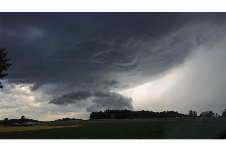 Ein Unwetter über Bayern am Sonntag