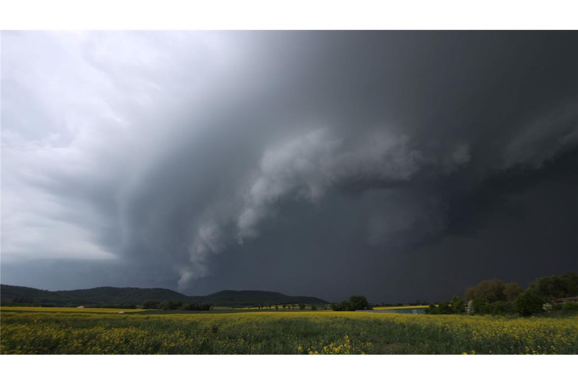 Verletzte bei Unwetter - Bäume auf Gleisen und Autos Ein Unwetter zog über mehrere Bundesländer - und sorgte für viele Schäden.