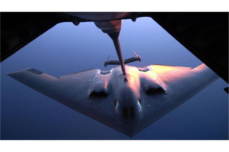 Ein US Air Force B-2 Spirit Stealth Bomber während der Luft-Betankung über Australien (Archivfoto).
