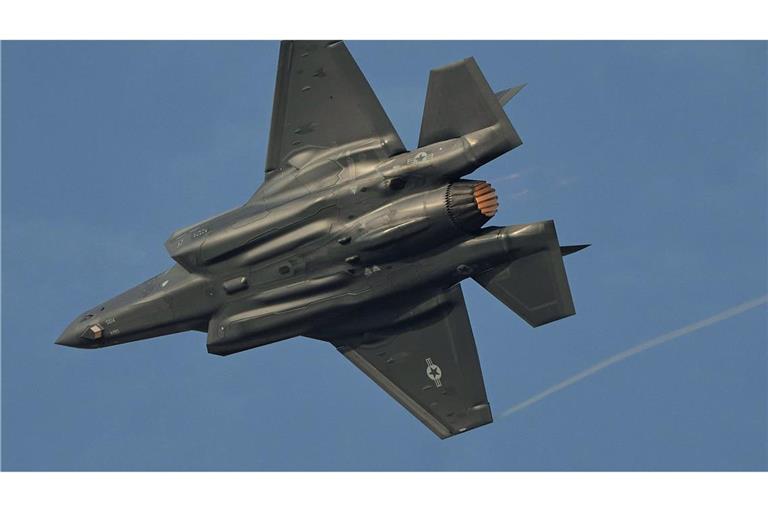 Ein US-amerikanischer F35-Kampfjet fliegt während der Dubai Air Show. (Archivbild)