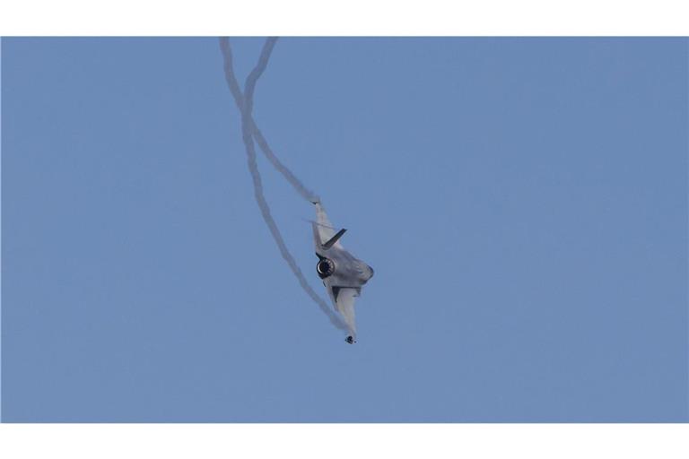 Ein US-amerikanischer F35-Kampfjet führt Luftmanöver durch. Die US-Regierung hat bestätigt, dass ein Kampfflugzeug über dem Iran abgeschossen worden ist. (Symbolfoto).