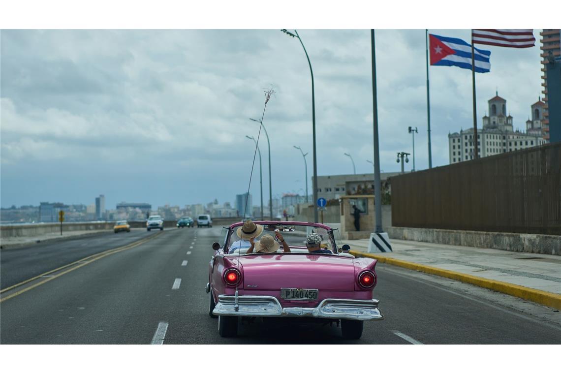 Ein US-Oldtimer transportiert Touristen an der US-Botschaft in Havanna vorbei.