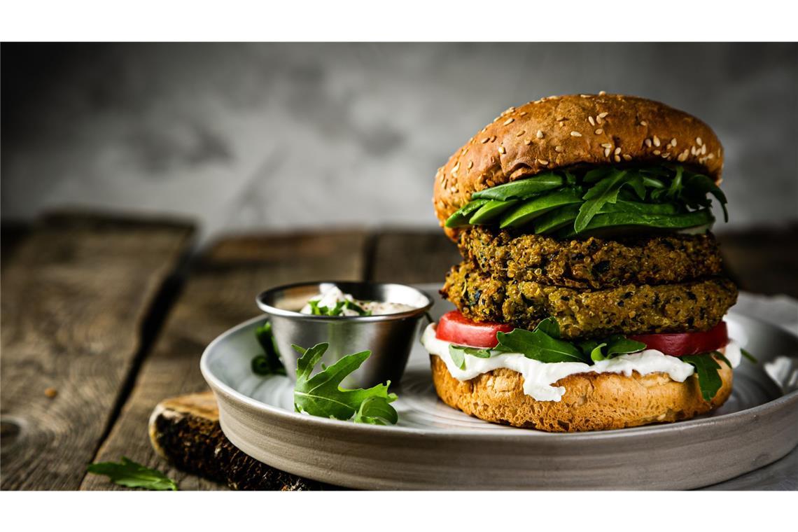 Ein veganer Zucchini-Burger. Die Burger-Bezeichnung für Fleischersatzprodukte bleiben in der Europäischen Union vorerst erlaubt (Symbolfoto).