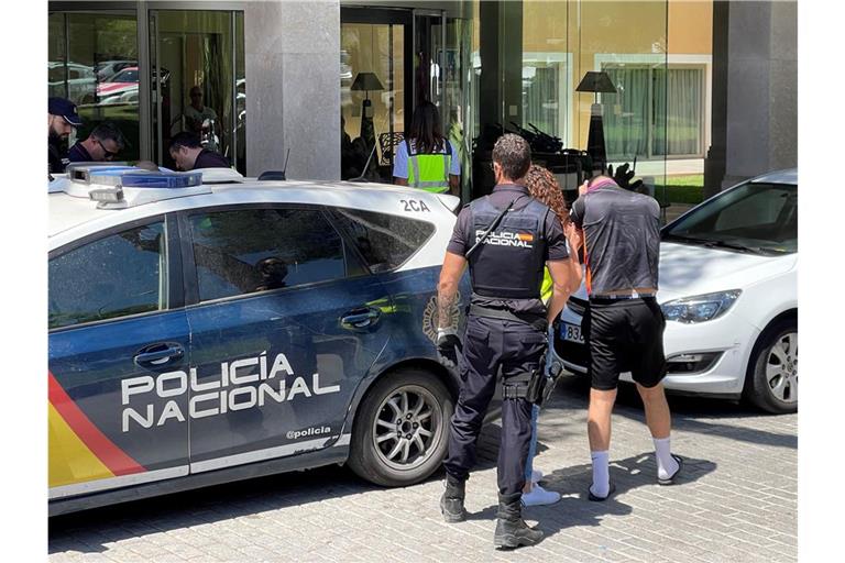 Ein Verdächtiger wird von der Polizei zu einem Hotel gebracht, wo ein sexueller Übergriff stattgefunden haben soll.