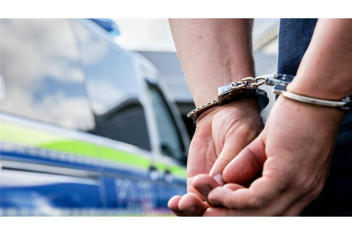 Drogen mit Millionenwert gefunden - Mann festgenommen Ein Verdächtiger wurde festgenommen. (Symbolbild)