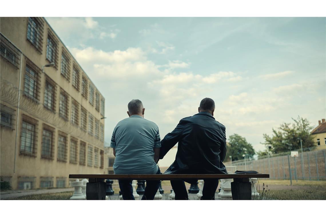 Ein Verhör sieht anders aus. Eher ein: Man erinnert sich.