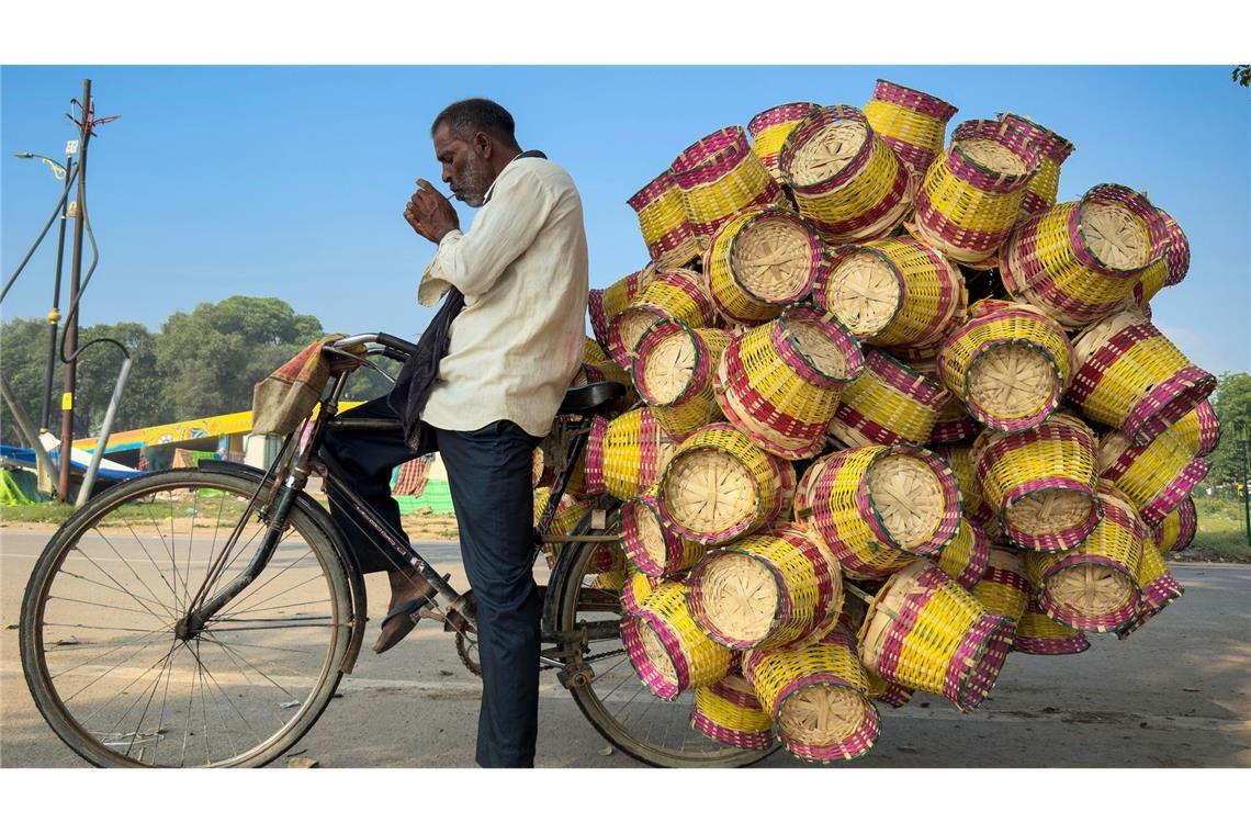 Bilder des Tages Ein Verkäufer verkauft bunte Bambuskörbe am Straßenrand im nordindischen Bundesstaat Uttar Pradesh.