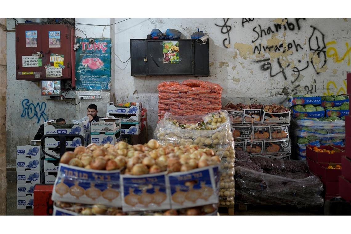 Bilder des Tages Ein Verkäufer wartet auf einem Straßenmarkt in der Stadt Ramallah im Westjordanland auf Kunden.