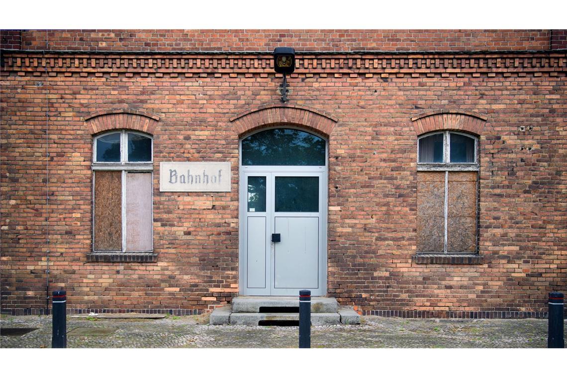 Der Deutschen Bahn gehören kaum noch Bahnhofsgebäude Ein verkauftes und runtergekommenes Bahnhofsgebäude auf der Strecke Dresden-Berlin. (Archivbild)