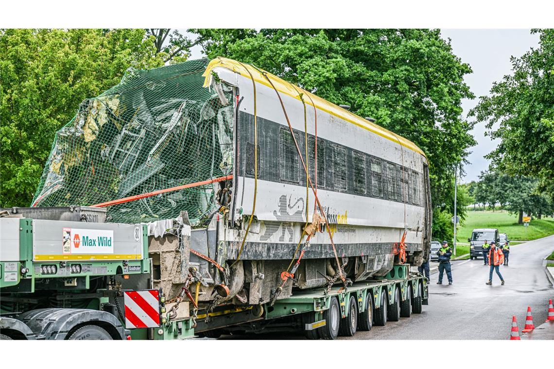 Letzter Wagen nach Zugunglück geborgen Ein verladener Zug Wagon steht an der Unfallstelle, an der ein Regionalzug entgleist ist. Ein Regionalexpress war am Sonntagabend (27.07.2025) in Riedlingen nach bisherigen Erkenntnissen infolge eines Hangrutsches entgleist.