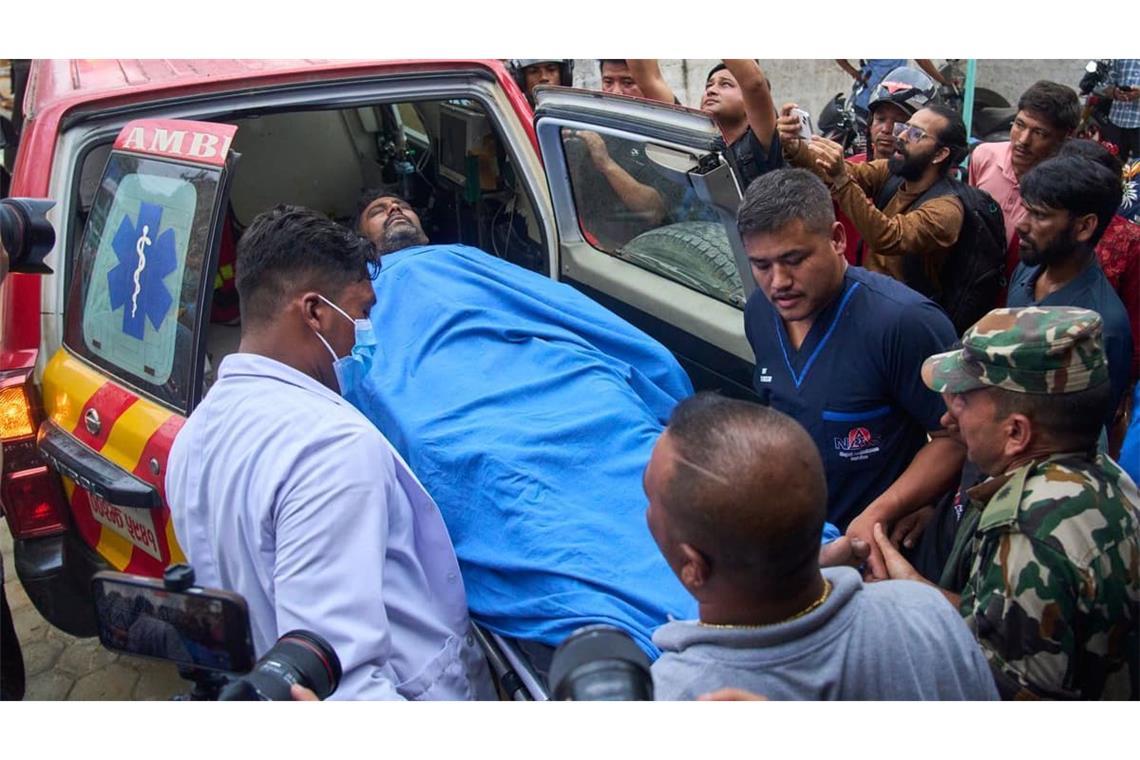 Ein Verletzter einer Sturzflut wird im nepalesischen Distrikt Nuwakot zur Behandlung in ein Krankenhaus gebracht. 