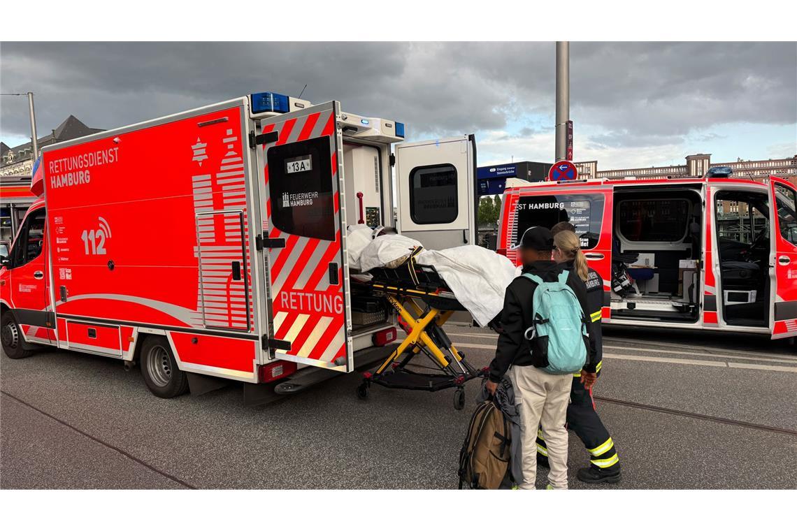 Merz bestürzt über Messerangriff in Hamburg mit vielen Verletzten Ein Verletzter wird in einen Krankenwagen geschoben.