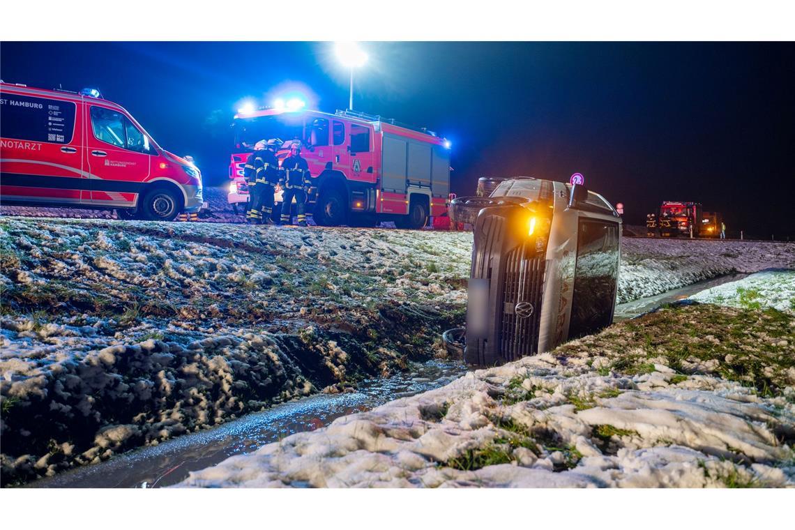 Glatteis und Schnee bringen Verkehr durcheinander Ein verunglückter Kleintransporter in einem Graben bei Hamburg.