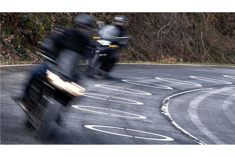 Ein verurteilter Straftäter ist bei einem Freigang mit seinem Motorrad davongefahren. (Symbolbild)
