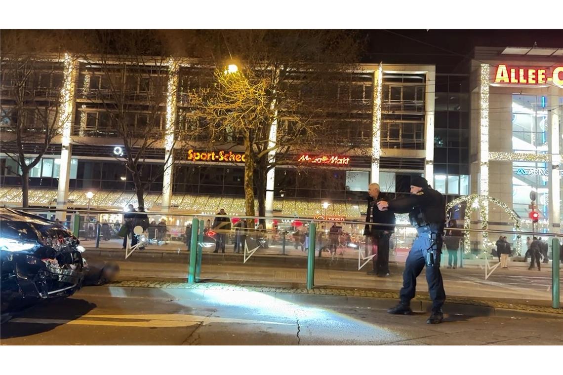 Mutmaßlicher Täter nutzte Rettungsweg zum Weihnachtsmarkt Ein Video soll die Festnahme einer tatverdächtigen Person zeigen.