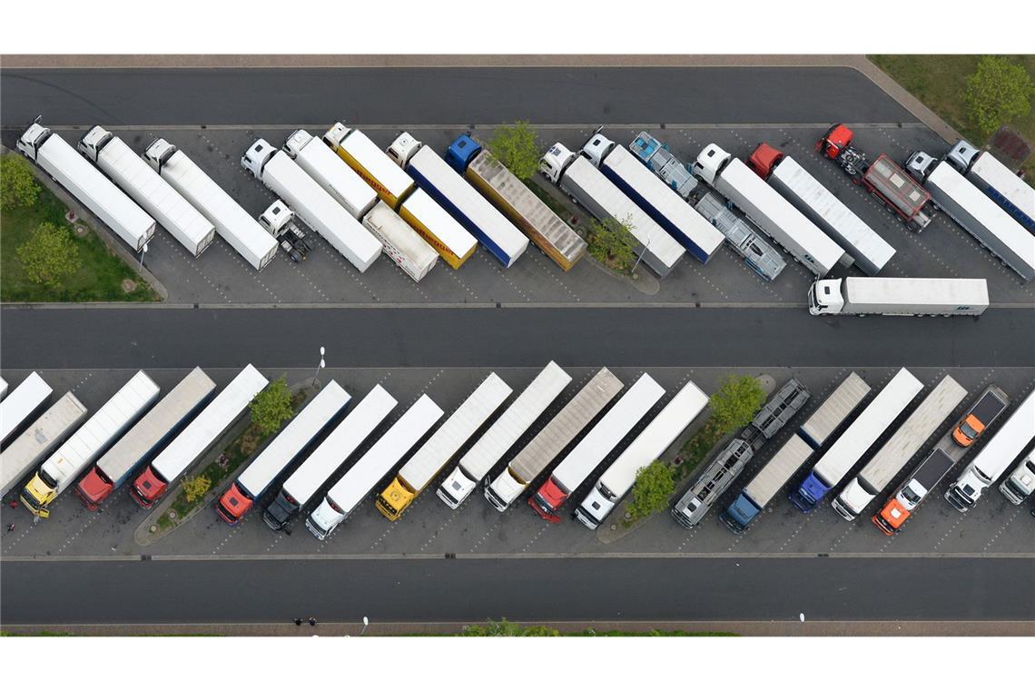 Ein voll besetzter Lkw-Parkplatz (Symbolbild).
