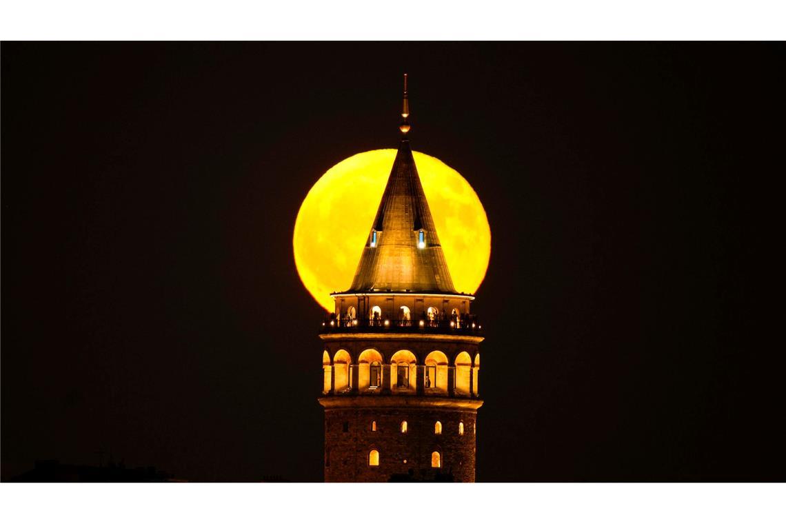 Bilder des Tages Ein voller Störmond geht hinter dem Galata-Turm in Istanbul auf.