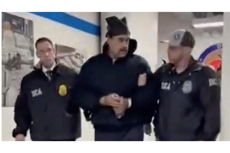 Ein vom Weißen Haus verbreitetes Video zeigte, wie Maduro in Handschellen abgeführt wird.