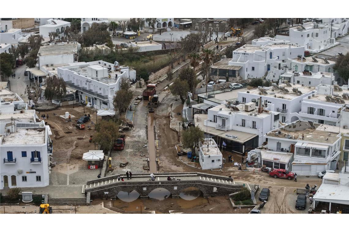 Griechische Inseln melden Land unter Ein von einer Drohne aufgenommenes Luftbild zeigt den Hafen von Naousa nach einem starken Sturm, der auf der Ägäisinsel Paros zu großflächigen Überschwemmungen geführt hat.