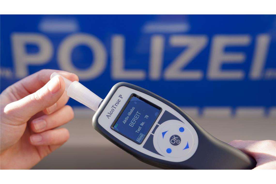 Ein vorläufiger Alkoholtest ergab einen Wert von zwei Promille, wie die Polizei mitteilte. (Symbolbild)