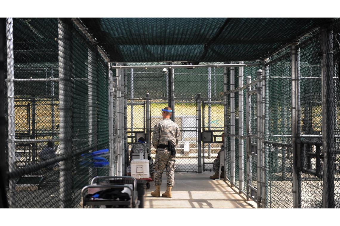 Drei Inhaftiere aus US-Militärgefängnis Guantánamo entlassen Ein Wachmann bewacht Gefangene im Trainingsbereich des Gefangenenlagers Camp 5 auf dem US-Marinestützpunkt Guantanamo Bay (Archivfoto).