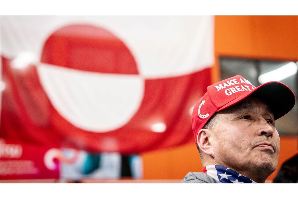 Regierungswechsel auf Trumps Wunschinsel Ein Wähler mit einer "Maga"-Cap bei der Stimmabgabe.