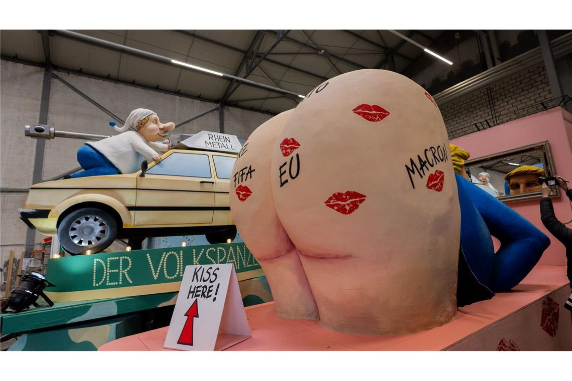 Ein Wagen des Kölner Rosenmontagszugs zeigt US-Präsident Donald Trump mit entblößtem Hinterteil, darauf sind Kussmünder unter anderem von der Nato und der Fifa zu sehen.