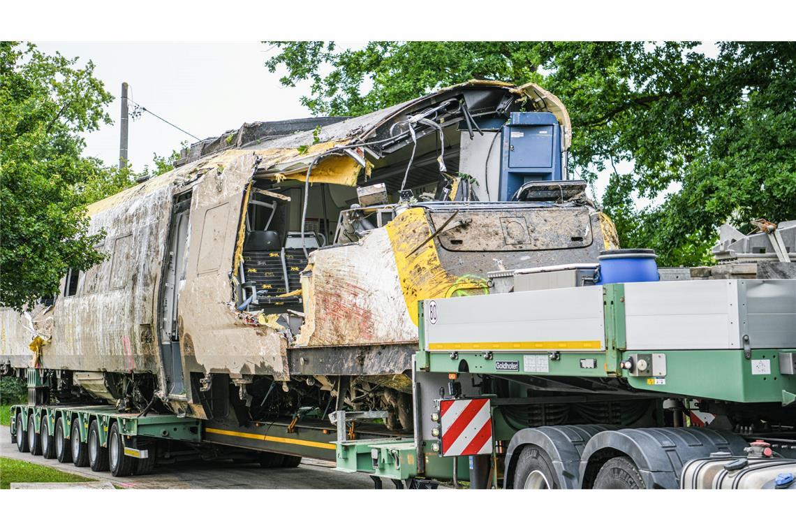 Zug-Bergung dauert länger - Kinder unter Verletzten Ein Waggon ist zum Abtransport auf einen Tieflader verladen worden.