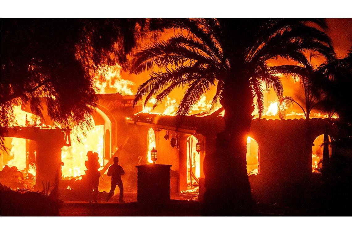 Bilder des Tages Ein Waldbrand als heiße Story: Fernsehreporter filmen, wie die Flammen des "Mountain Fire" ein Haus in Camarillo in Kalifornien vernichten.