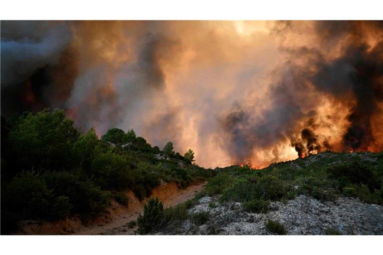 Ein Waldbrand in der Nähe der Gemeinde Fontjoncouse, die im Südwesten Frankreichs liegt.