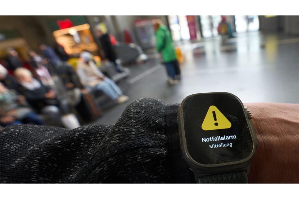Ein Warnhinweis wird am Landesweiten Warntag mit zentralem Probealarm für alle Warnapps auf einer Smartwatch angezeigt. Das Land Rheinland-Pfalz probt erneut für den Ernstfall und versendet landesweit einen Alarm über seine Notfallsysteme. 