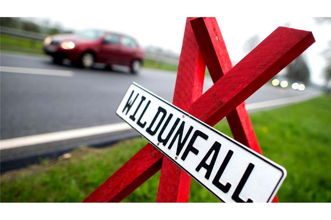 Versicherer: Über eine Milliarde Schäden durch Wildunfälle Ein Warnschild an der Stelle eines Wildunfalls in Deutschland. (Symbolbild)