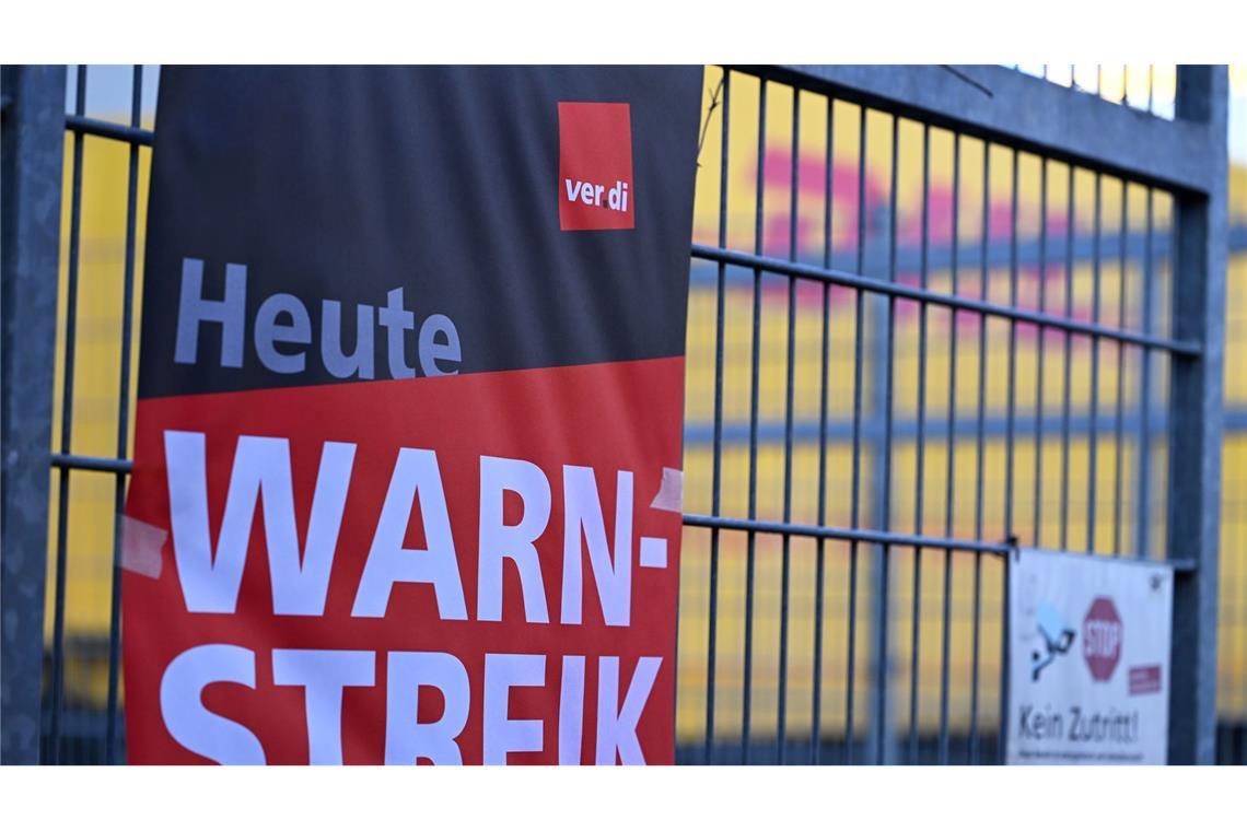 Verdi bestreikt Paketzentren und einige Briefzentren Ein Warnstreik-Plakat an einer DHL-Zustellbasis Ende Januar - an anderen Standorten des Bonner Logistikers wird nun erneut gestreikt.