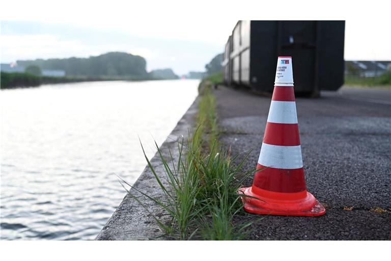 Ein Wasserfleck auf dem Pier markiert den Ort, an dem das Auto nach der Bergung aus dem Kanal abgestellt wurde.
