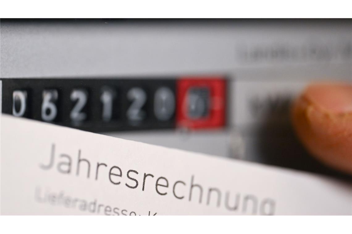 Verbraucherschützer: Haushalte sollen Energiekosten prüfen Ein Wechsel des Stromanbieters kann Geld sparen, sagen Verbraucherschützer. Ein paar Dinge sollten Haushalte allerdings beachten. (Archivbild)