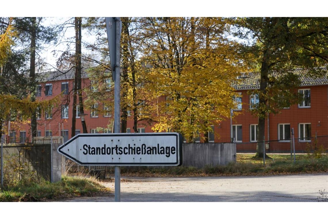 Ein Wegweiser mit dem Schriftzug "Standortschießanlage" steht auf dem Gelände der ehemaligen "Graf–Stauffenberg–Kaserne". Die Schießanlage ist noch in Betrieb.