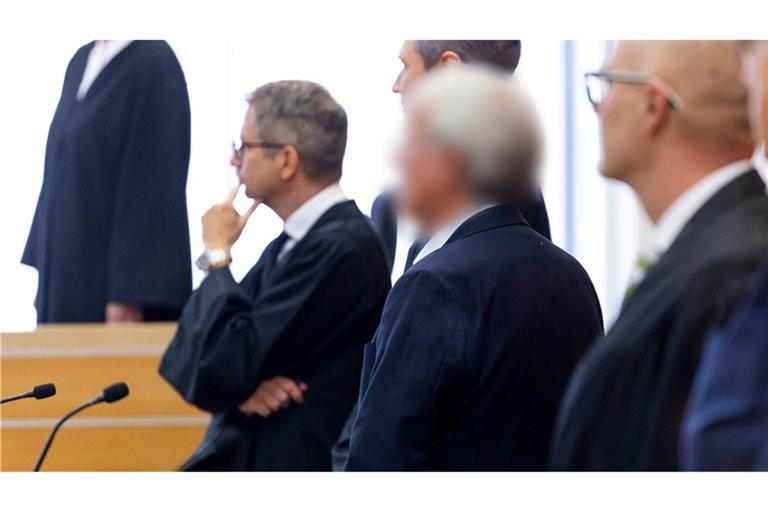 Ein weiterer größerer Prozess zur VW-Dieselaffäre hat in Braunschweig begonnen. Die Verlesung der Anklageschrift verzögerte sich aber.