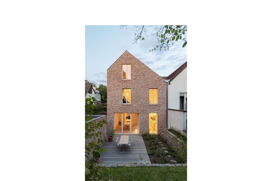 Die besten einfachen Häuser Europas – auch von Stuttgarter Architekten Ein weiterer zweiter Preis ging nach Wiesbaden. Auf einem schmalen Restgrundstück entstand dieses Einfamilienhaus, entworfen von Johannes Busch Architekten.
